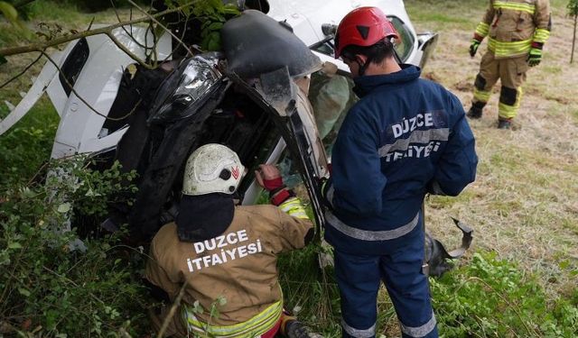 Düzce'de hakimiyeti kaybederek yoldan çıktı! 3 yaralı