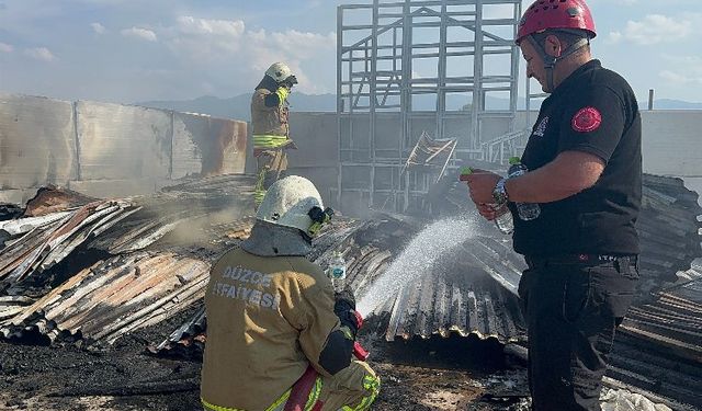 Düzce'de lastik deposunda yangın paniği