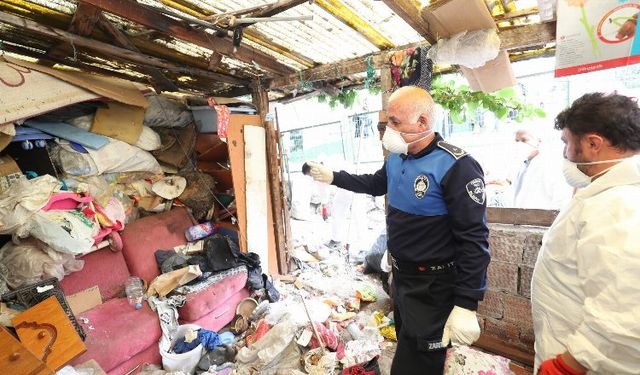 Gebze Zabıtası'ndan çöp ev tahliyesi