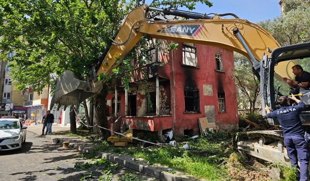 Gölcük’teki yangında hasar gören bina yıkıldı