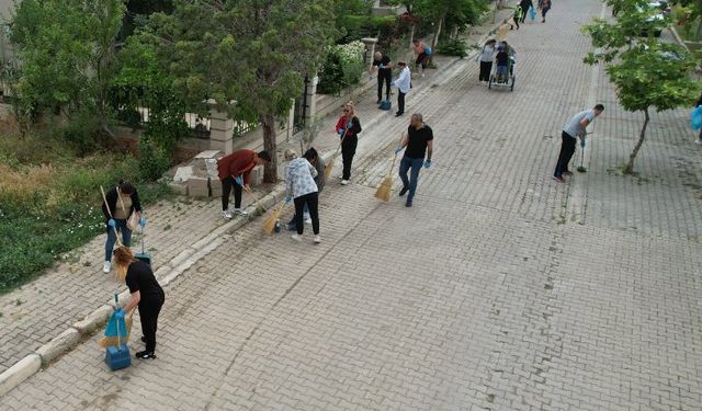 İzmir Güzelbahçe'de imece temizlik