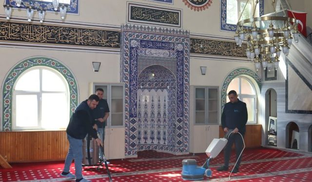 İzmit Belediyesi ibadethaneleri pırıl pırıl yapmaya devam ediyor