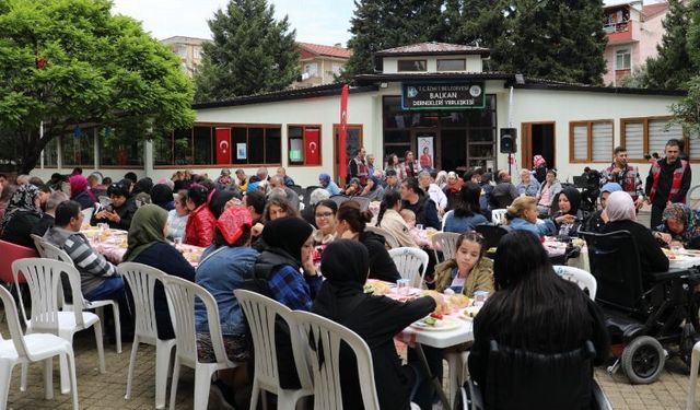 İzmit'te engelli bireyler ve aileleriyle kahvaltıda buluştu