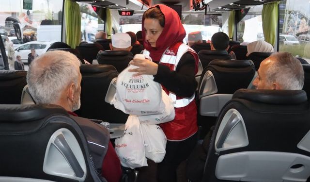 İzmit'te hacı adayları hediyelerle uğurlandı