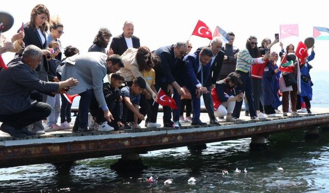 Kocaeli'den 'büyük aile' mesajı... Denize kağıttan gemiler bırakıldı