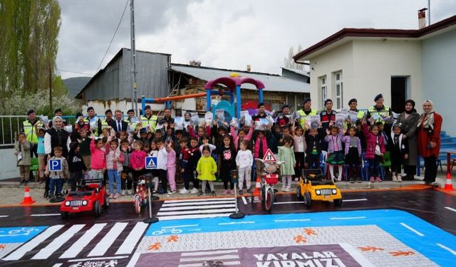 Köy okulu miniklerine trafik eğitimi