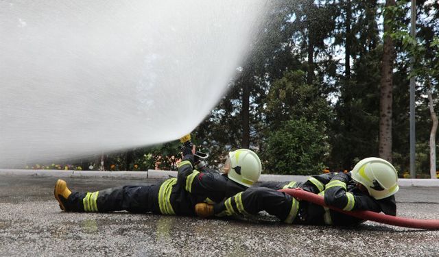 Muğla'da geleceğin itfaiyecileri uygulamalı eğitimde