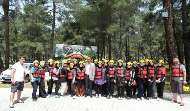 Orhaneli'nde liseli öğrenciler rafting yaptı 