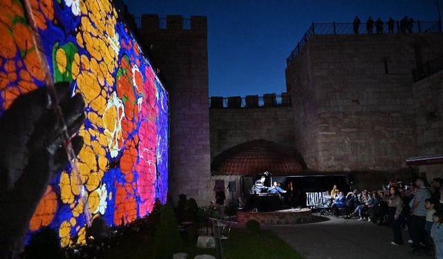 Sanat Bursa'nın tarihi surlarında teknolojiyle buluştu