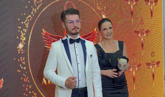 Süleyman Efiloğlu "Yılın En İyi Astroloğu ve ilişki koçu" ödülünü aldı
