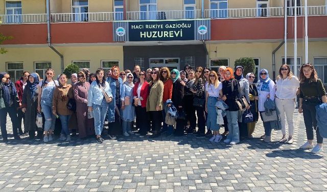 Talaslı kursiyerlerden Huzurevi’ne ‘Anneler Günü’ ziyareti