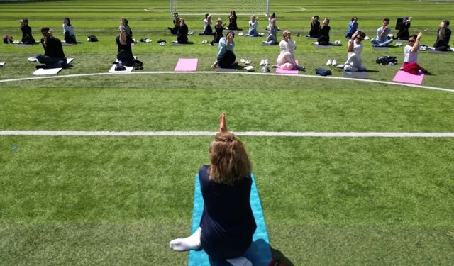 Açık havada yoga ve meditasyon etkinliği düzenledi