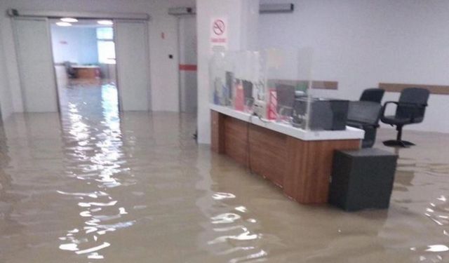 Adana’da sağanak etkili oldu, hastaneyi su bastı