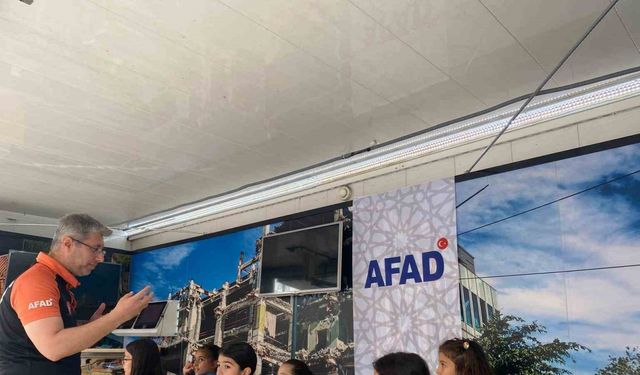 AFAD’ın ‘Deprem Simülasyon Tırı’ Afyonkarahisar’da gençlere tanıtıldı