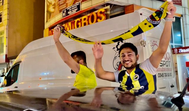 Ağrı’da şampiyonluk kutlamasına Fenerbahçeliler bayraklarıyla katıldı