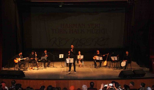 Ahlat’ta Türk halk müziği konseri ilgi gördü