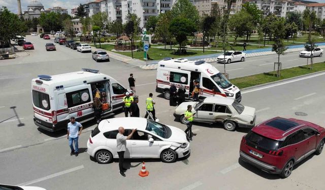 Aksaray’da 2 otomobilin çarpıştığı kazada 4 kişi yaralandı