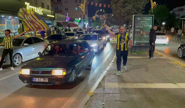 Aksaray’da Fenerbahçeliler derbi galibiyetini kutladı