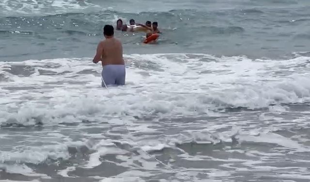 Alanya’da boğulma tehlikesi geçiren tatilciler halatlara takılı can simitleriyle kurtarıldı