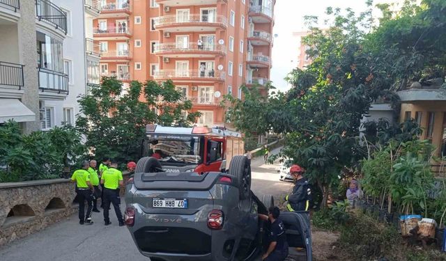 Alanya’da kontrolden çıkan otomobil devrildi: 3 yaralı