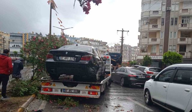 Alanya’da refüje çıkan otomobil ağaçları devirdi