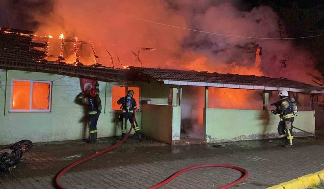 Alkollü şahıs, annesiyle içinde bulunduğu evi yaktı