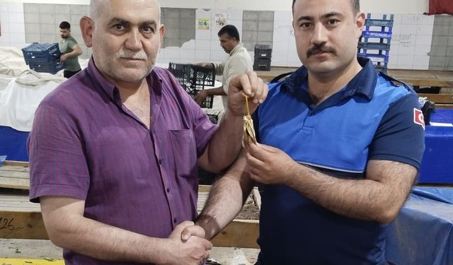 Amasya’da pazarda kaybolan altın kesesini pazarcı Hasan Kalburcu buldu