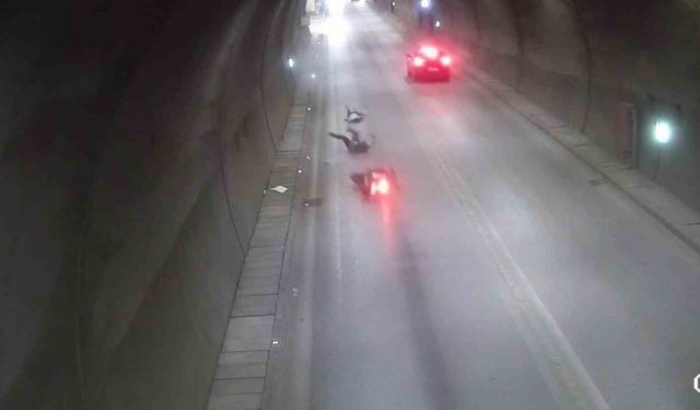 Amasya’da tünelde devrilen motosikletten düşerek metrelerce sürüklendiler, kaza anı kamerada