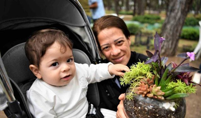 Anneleri için çiçek tasarladılar, saksısını kapan koştu