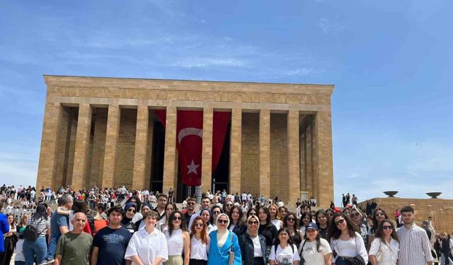 Antalya Büyükşehir Belediyesi öğrenci yurtlarında kalan gençler Anıtkabir’i ziyaret etti