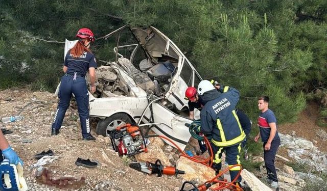 Antalya’da otomobil uçuruma yuvarlandı: 1 ölü, 3 yaralı