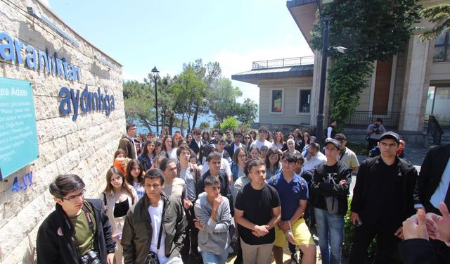Antalyalı 75 öğrencinin 27 Mayıs darbesinin 64. yıl dönümünde demokrasi yolculuğu
