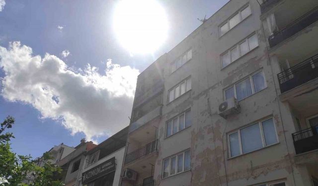 Apartmanın çatısından kopan beton yola düştü