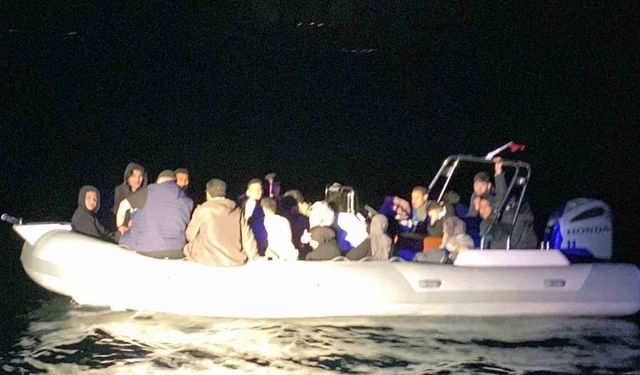 Arızalanan lastik bottaki 56 düzensiz göçmen kurtarıldı