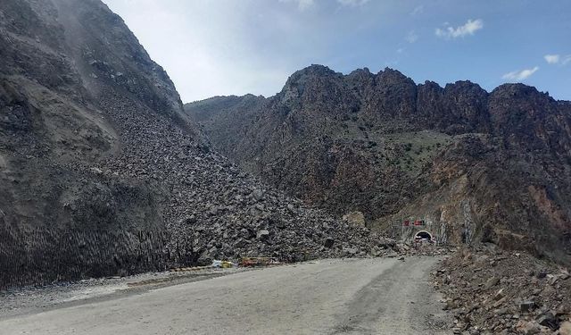 Artvin-Erzurum karayolu heyelan nedeniyle kapandı