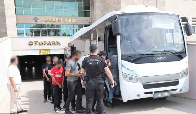 Asayiş ve diğer suçlardan aranan 160 kişiye eş zamanlı operasyon