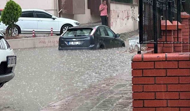 Aşırı yağmur nedeniyle evleri su bastı, kanal ile yol birleşti