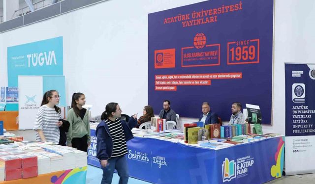 Atatürk Üniversitesi yayınevi, kitap fuarında ziyaretçilerini ağırlıyor