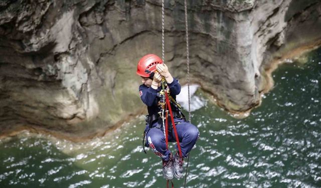 Ateş savaşçılarının kurtarma tatbikatı komandoları aratmadı