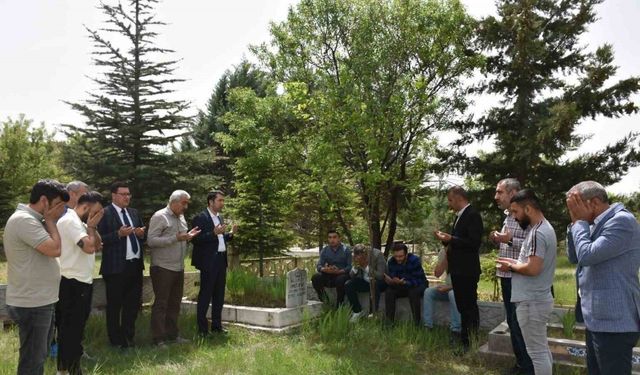 Aytar, kabri başında anıldı