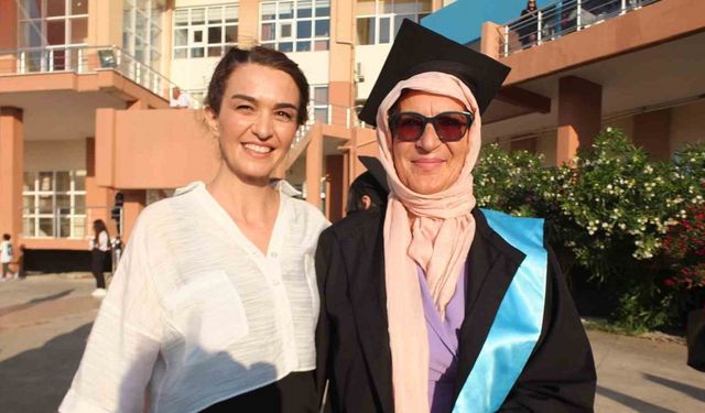 Balıkesir’de 5 çocuk annesinin diploma sevinci