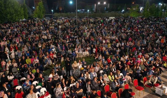 Balıkesir’de Gençlik Festivali konserleri büyük ilgi gördü