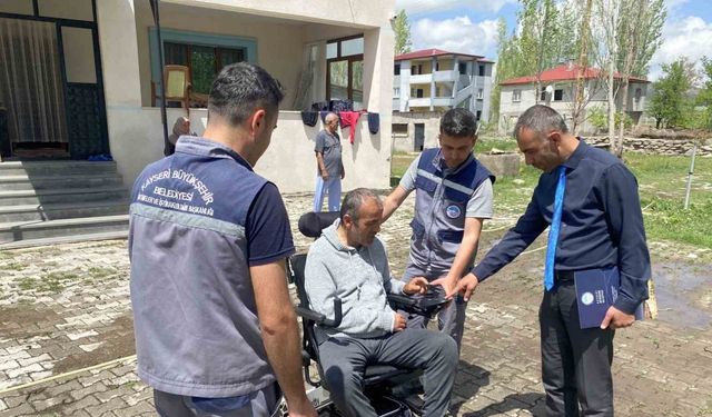 Başkan Büyükkılıç’tan akülü tekerlekli sandalye istedi, anında talebi karşılandı