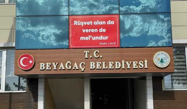 Başkan Pütün belediyenin girişine “Rüşvet alan da veren de mel’undur” yazısı astı