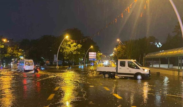 Başkentte sağanak etkili oldu: Ev ve iş yerlerini su bastı, araçlar mahsur kaldı