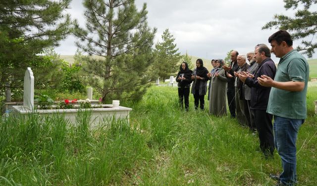 Bayburtlu gazeteci Nişancı mezarı başında dualarla anıldı