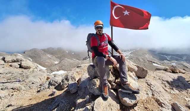 Berit Dağı zirvesinde Türk ve Filistin bayrakları dalgalandı