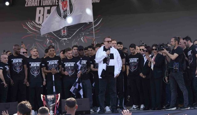 Beşiktaş, kupa şampiyonluğunu taraftarıyla kutladı