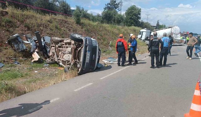 Beton tankerinin minibüsü biçtiği kazada 8 kişi öldü, 11 kişi yaralandı