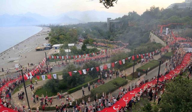 Binlerce kişi 400 metrelik Türk bayrağı eşliğinde yürüdü